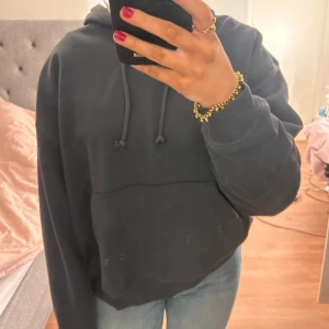 Hoodie - Hej! Säljer en hoodie från Weekday. Den är ny men dock utan prislapp🩷