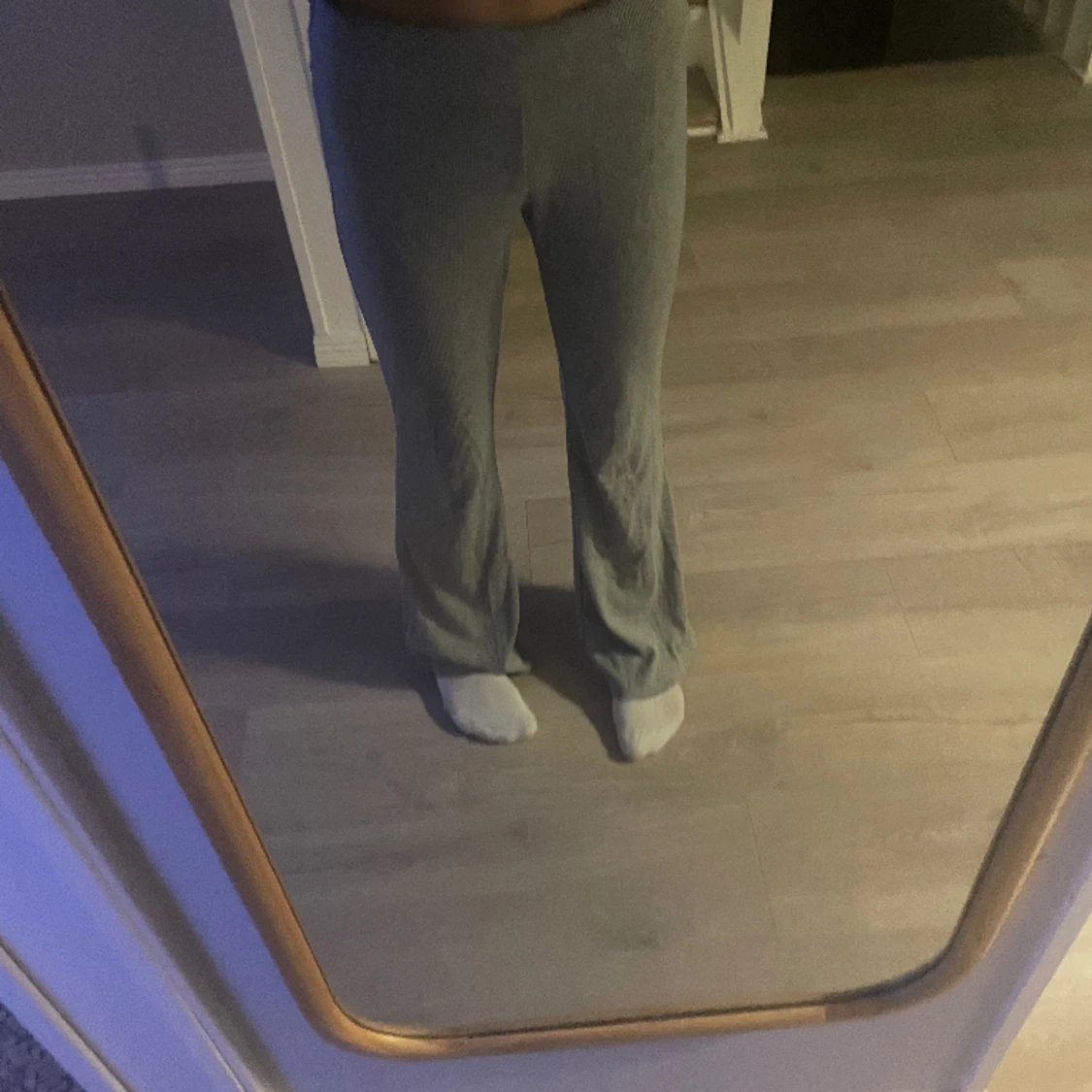 Grå utsvängda byxor, sitter jätte fint är dock för små för mig. Men jag tog ett foto med min vän som har 158 i byxor! - 90