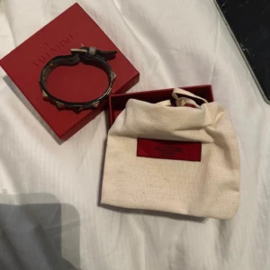 Valentino armband  - Stiligt Valentino armband i bra skick! Nypris 2800, mitt pris 1200, armbandet passar alla