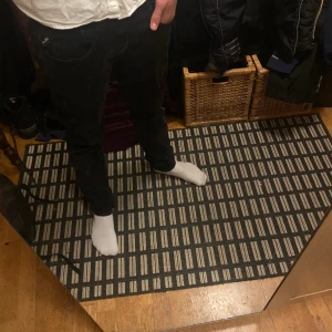 Svarta replay jeans  - Säljer dessa feta svarta replay jeans.Dim är i modellen anbass och sitter väldigt bra.Dom är stretchiga och sköna och passar till nästan allt.Passar perfekt om du är 170-175.