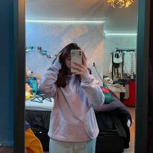 Lila hoodie  - Oversized ljuslila hoodie med luva och snören, nästan aldrig använd💜  Tvätt: 40 grader Material: 85% bomull 15% polyester 