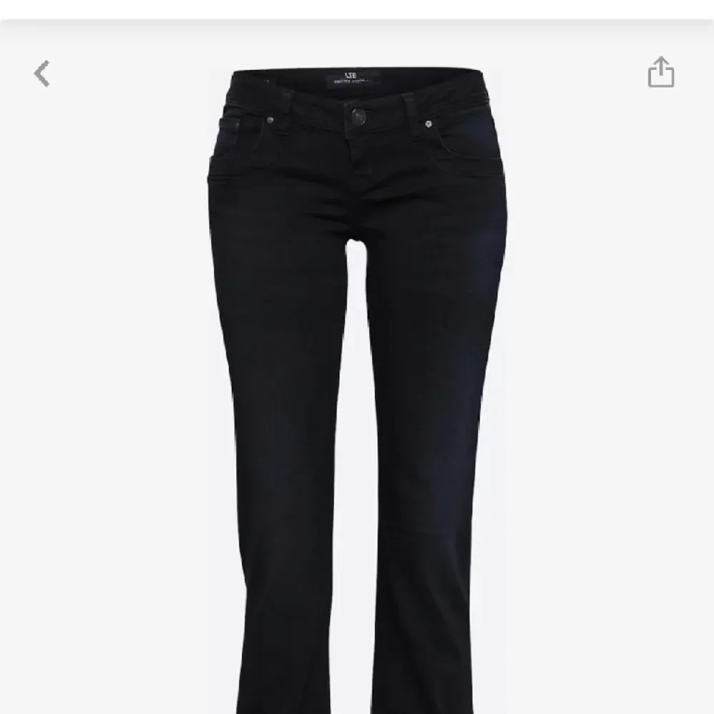 Säljer dessa galet snygga jeans då de inte passar. Väldigt bra skick och använda ett fåtal ggr! 💕. Jeans & Byxor.