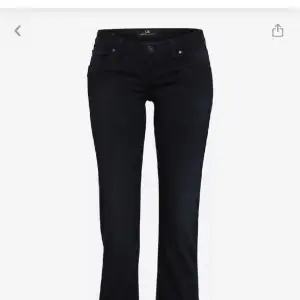 Säljer dessa galet snygga jeans då de inte passar. Väldigt bra skick och använda ett fåtal ggr! 💕