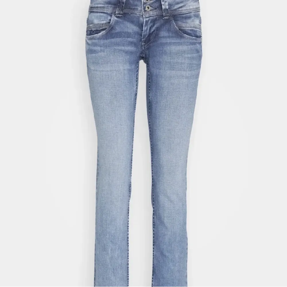 Lågmidjade jeans från märket pepe i model VENUS. Kom privat för fler bilder, tror storleken är ca S men skriv för att få exakta mått. Skriv inan du köpen . Jeans & Byxor.