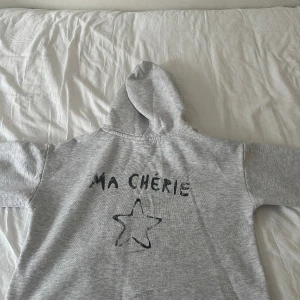 Ma Cherie hoodie - Ljusgrå huvtröjor från Gina Tricor, fint skick, dock inga snören i huvan