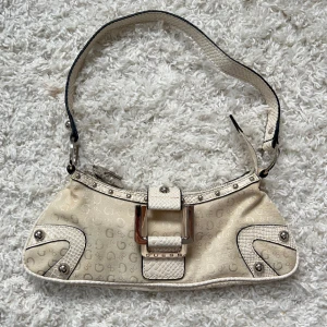 Väska guess - Kräm vit Guess väska, så fin och passar till allt. Sluts med dragkedja och finns även ett fack med dragkedja på insidan. Vill du köpa trycker du på köp nu, jag postar inom 24h