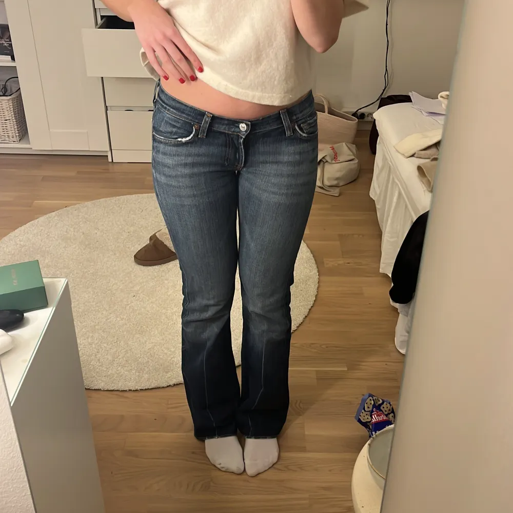 Säljer dessa lågmidjade jeansen i storlek 36!! Jag är 167 och sitter bra på mig 🥰. Jeans & Byxor.