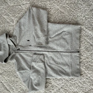 Ralph Lauren tröja  - Grå Ralph Lauren tröja nyskick. Använd få gånger, har haft den i en månad därav priset. Nypris 1500kr. 