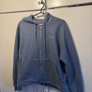 Nicki studio hoddie  - Världens finaste blå hoddie i oversized fit