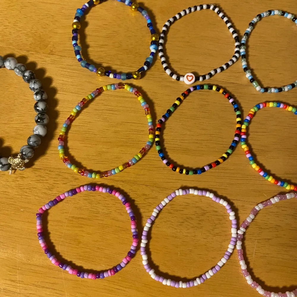 Egengjorda armband i olika färger (+2st ringar)  1 för 20kr eller 3 för 50kr🤩. Accessoarer.