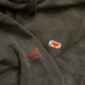 Hov1 hoodie - Svart Hov1 hoodie i strl M. Bra skick och pris går att diskuteras