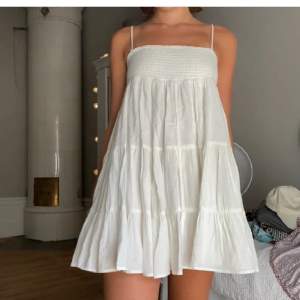 Säljer denna fina klänningen fin till sommaren och är i bra skick och använde förra sommaren men vill sälja den !