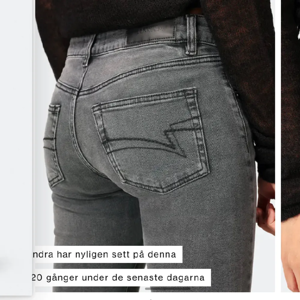 Säljer ett par jätte snygga lågmidjade jeans i storlek xs. Helt nya endast använda en gång och är tuvärr för stora för mig💛 . Jeans & Byxor.