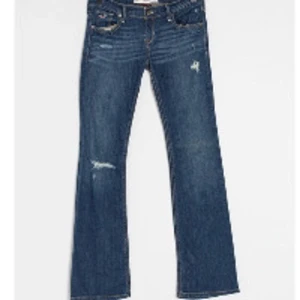 Hollister jeans - Intressekoll mina absolut favorit par jeans💞 dom är helt perfekt och lågmidjqde💞 osäker på om jag vill sälja men vill ba se vad folk är villiga att betala🥰de har lite effekter,  kom privat vid fler frågor ❤️