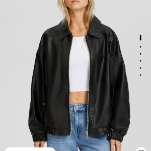 Läder jacka - Fake läder jacka med en loose fit. Skit snygg och skön till vår/sommar. Säljes pågrund av att den aldrig kommer till användning! KÖPAREN STÅR FÖR FRAKT