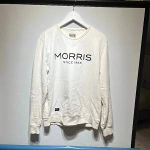 Säljer en vit crewneck tröja från Morris i väldigt fint skick utan några skador eller defekter. Storlek Small. Skriv gärna vid frågor eller funderingar.