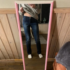 Jeans - Jeans i storlek 28/32 från rom tailor, bra skick, snygga och unika detaljer på fickorna, går att klippa slits om man vill ha de lite rakare i benen!
