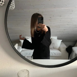 Svart tröja - Fin svart tröja med vida ärmar som inte kommer till användning🤍