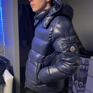 Moncler jacka - Säljer nu killens moncler maya jacka, mörkblå, bra skick, storlek M/2, säljer för 3000kr + frakt eller lägg ett prisförslag 😇
