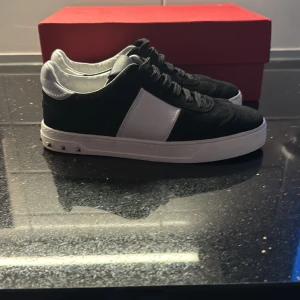 Valentino flycrew - Hej! Säljer ett par svarta valentino flycrew i nyskick! Storlek: 35/36.  Alla nitar kvar. Cond: 9/10 Några fler frågor är det bara att skicka!🙌😁