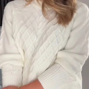 Stickad tröja - Hej! Säljer denna stickade tröjan. Använd fåtal gånger, inga defekter! Skriv för fler bilder 💘