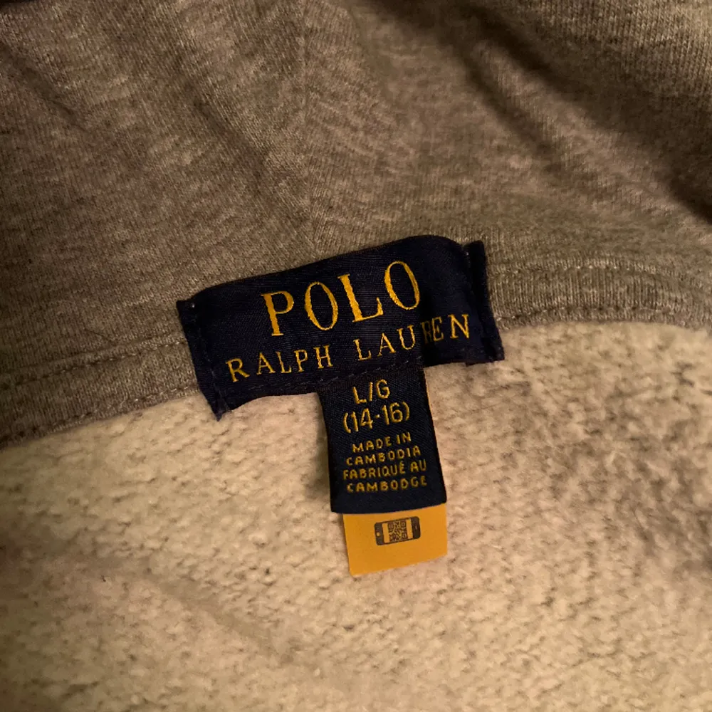 Tja, säljer min Ralph Lauren zip jag köpte i höstas men efter att jag har växt så är den för liten  (storlek 14-16) Den är knappt använd och i bra skick Om du undrar något är det bara att fråga . Tröjor & Koftor.