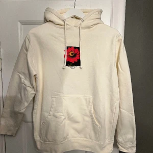 Hoodie - 5boro skateboard hoodie i beige, tröjan är i bra skick!