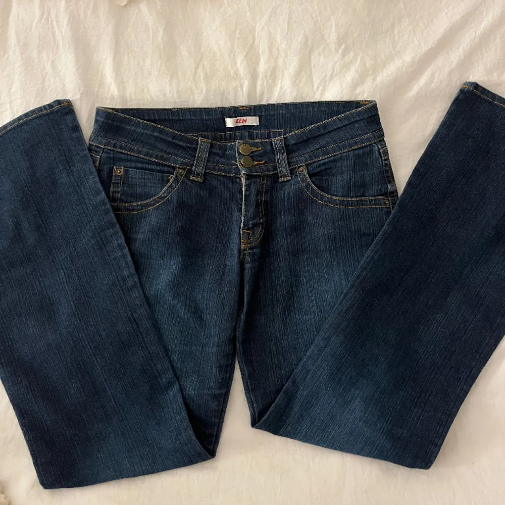 Sjuuukt snygga & trendiga bootcut jeans med en låg midja, köpta vintage men måste tyvärr sälja de då de är för små för mig😭💋 normala i storlek!. Jeans & Byxor.