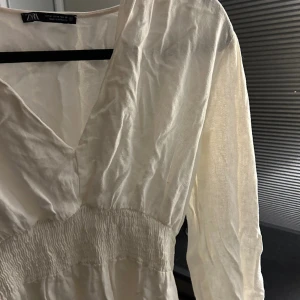 Vit zara klänning  - Super fin zara klänning som ger en fin figur ⏳ andvänd en gång och jätte bra skick 