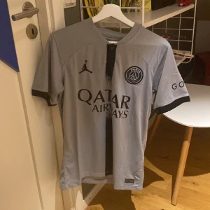 paris saint germain tröja - PSG fotbollströja i bra skick. Passar storlek S-M. Tröjan är andvänd ett fåtal gånger och säljs pga att den inte andvänds.