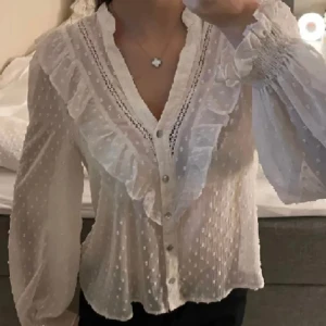 Zara blus  - Säljer min fina zara blus som inte kommer till användning längre,( obs lånad bild ) hör av er om ni är intresserad eller har frågor !!💞