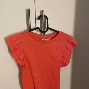 Zara tröja - Hej, jag säljer min rosa tröja från zara men volanger på ärmarna! Jättefin tröja i väldigt bra skick! Pris kan diskuteras!💗