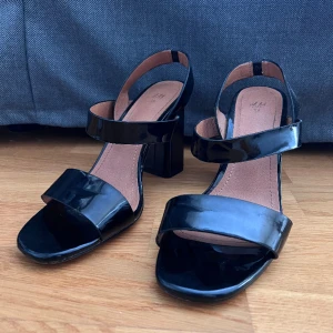 Lackade klackar - Klackar i svart lack från hm. Superskönt att gå i och är bara använda ett fåtal gånger 