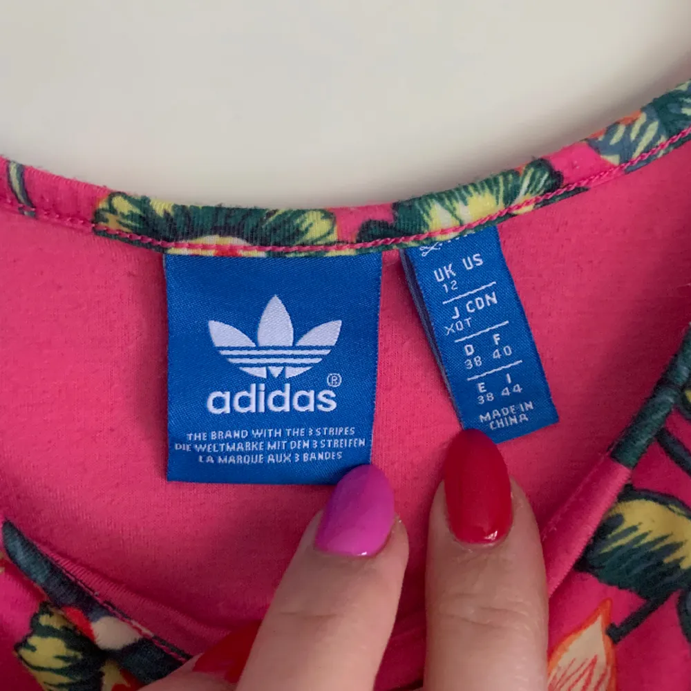 Adidas Originals Farm Crop Top. Rosa & blommig sportig topp. . Toppar.