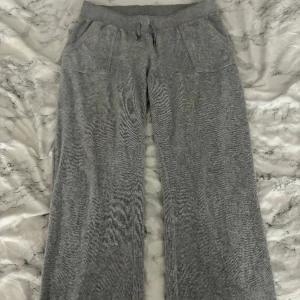 juicy couture  - Säljer nu mina gråa juicy couture byxor för dom kommer inte till användning använda men dom är fortfarande fina  De storlek XL men dom är miste i storleken så skulle säga dom passar L och kanske M till och med 