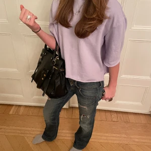 Assnygg trekvartsärmad hoodie - Säljer denna skit snygga trekvartsärmade hoodien. Super snygg både fram och bak, jätte fint skick som har knappats används. Skriv om det finns några frågor 💗