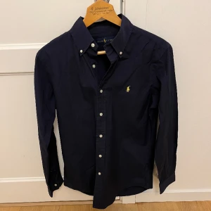 Ralph Lauren skjorta - Säljer denna Ralph Lauren oxfordskjortan i storlek S. Skjortan är i väldigt bra skick! Hör av dig i pm vid frågor eller funderingar.