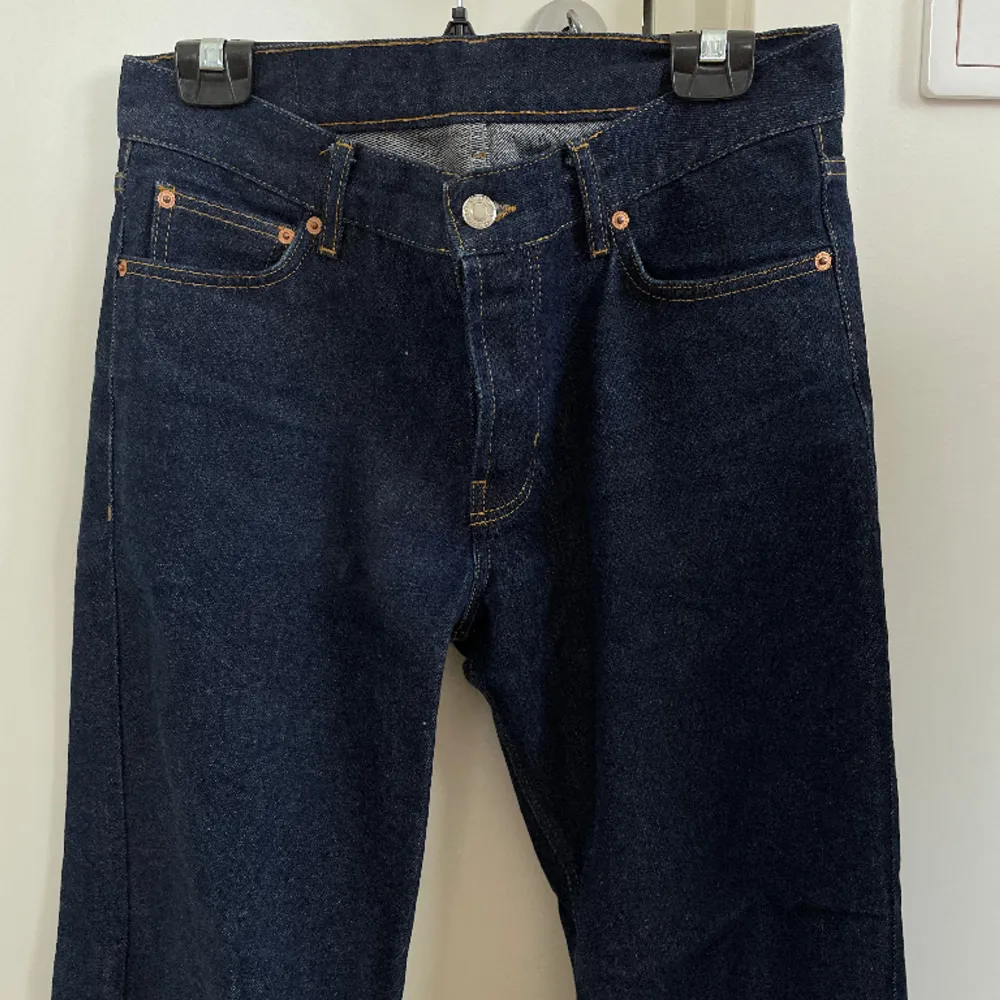 ett par mörkblå jeans från junkyard med jättefina sömmar! sparsamt använda. . Jeans & Byxor.