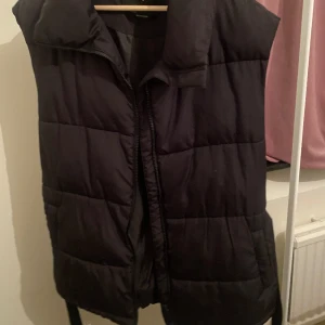 Väst man kan knyta  - Säljer denna västen från bikbok i storlek S man kan knyta den om man vill och man kan ha den utan att knyta, den har två fikor och är ganska fin på.