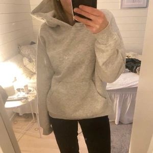Hoodie Ginatricot  - Grå Hoodie från Ginatricot i storlek S, sitter oversized 💗 Bara använd några gånger 