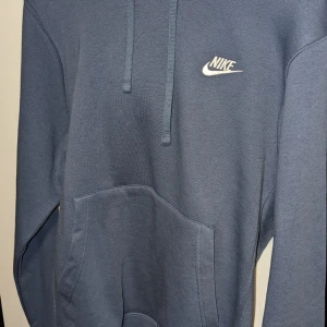 Nike hoodie blå - Mjuk blå nike hoodie. Storlek S, är liten i storleken.