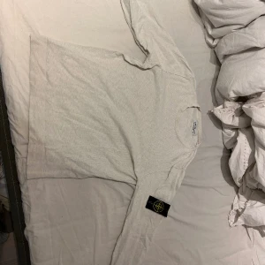Stone island tröja  - En snygg vit stoneisland tröja.