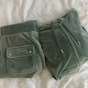 Juicy Couture set  - Säljer nu mitt gröna set då det inte längre kommer till användning! Det är använt men i fint skick. Tröjan är i storlek xs och byxor i storlek xxs.