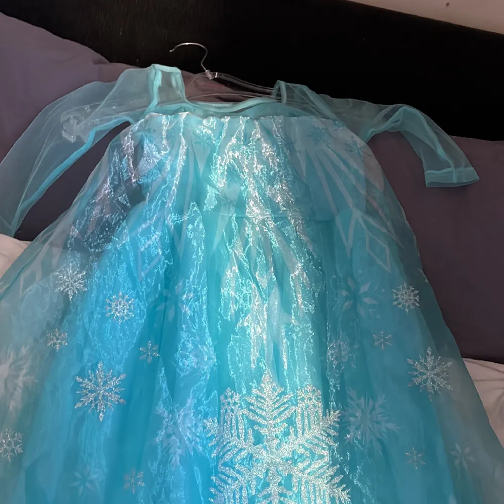 Jag säljer nu min lillasysters frost klänning då hon inte kan ha den längre. Den är i storlek 98/110. Den är i bra skick och väldigt fin i färg och material.. Klänningar.