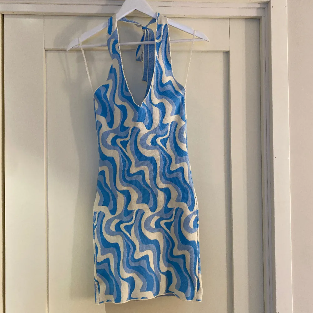 Jättefin blå klänning från gina tricot!🩵endast använd en gång så den är i väldigt bra skick!!!. Klänningar.