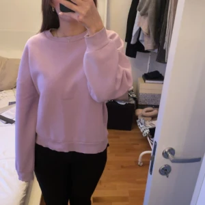 Tröja från bikbok - Superfin lila tröja från bikbok i storlek M. Använt den ett fåtal gånger och säljer den för att jag inte använder den längre.😊
