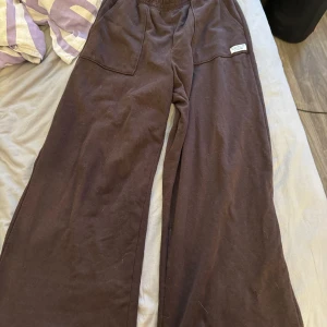 Mjukisbyxor - Mjukisbyxor från Hm med vida ben Väl använda men fint skick Storlek S 30kr plus frakt
