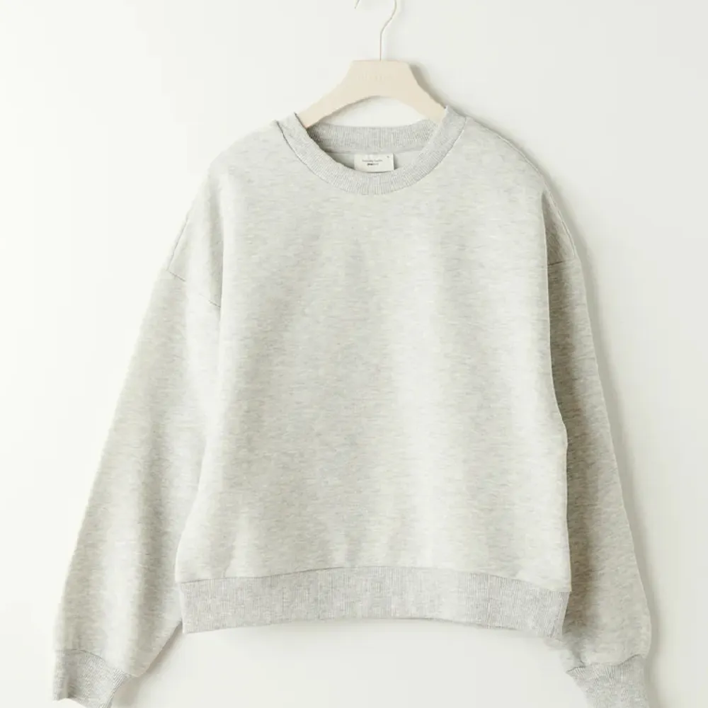 Säljer den här gråa sweatern från Gina Tricot då den inte kommer till användning för mig längre.. Tröjor & Koftor.