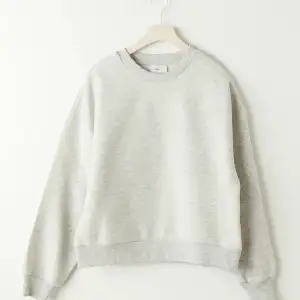 Säljer den här gråa sweatern från Gina Tricot då den inte kommer till användning för mig längre.