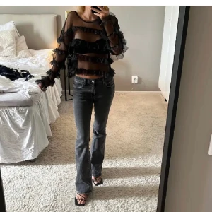 Glittrig blus från Zara - Säljer min svarta glittriga blus från Zara💞Jätte fin och i ett mycket bra skick!! Säljer då den inte kommer till användning för mig så ofta💞